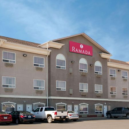 Отель Ramada By Wyndham Weyburn Экстерьер фото