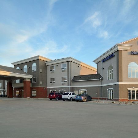 Отель Ramada By Wyndham Weyburn Экстерьер фото