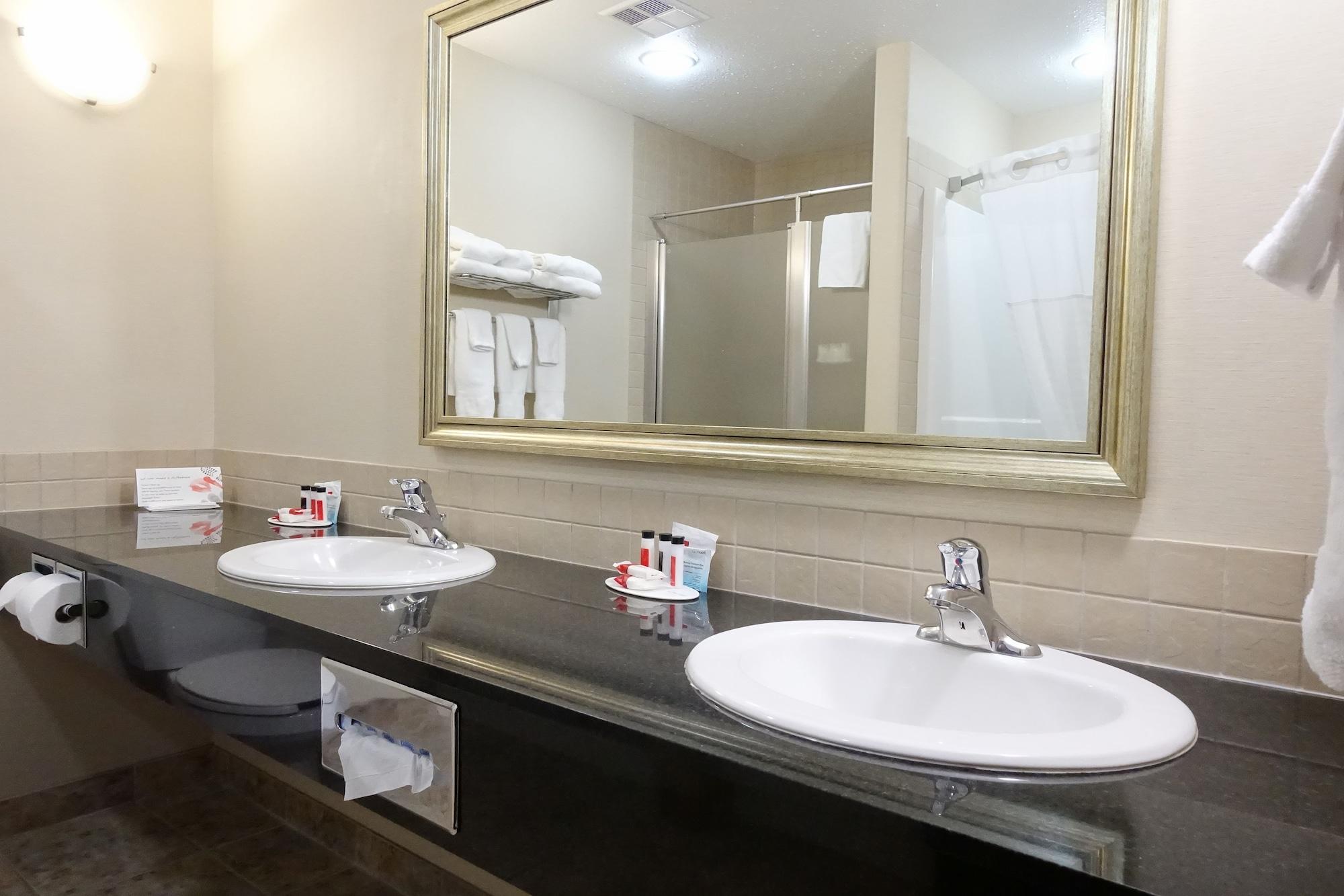 Отель Ramada By Wyndham Weyburn Экстерьер фото