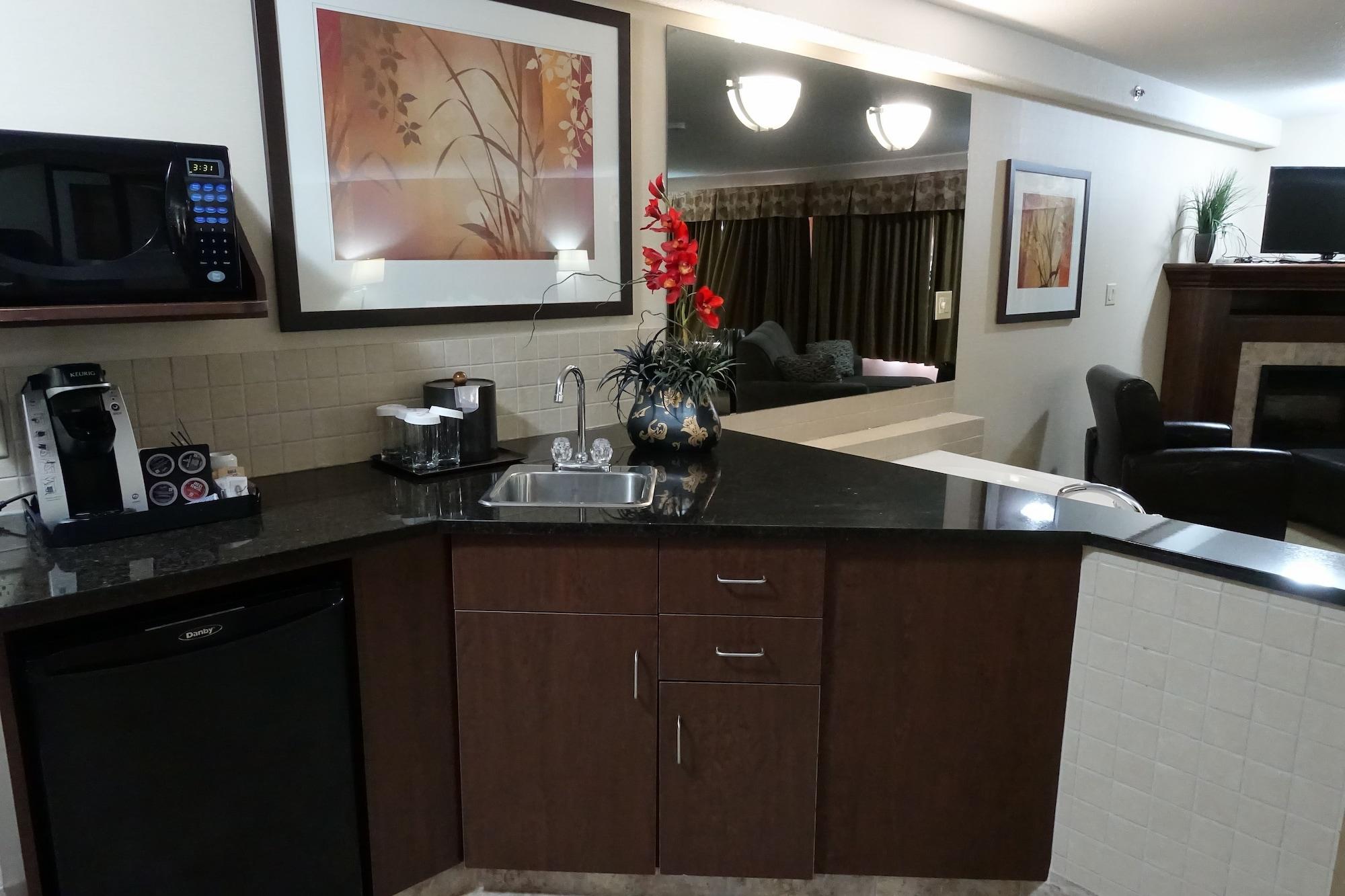 Отель Ramada By Wyndham Weyburn Экстерьер фото