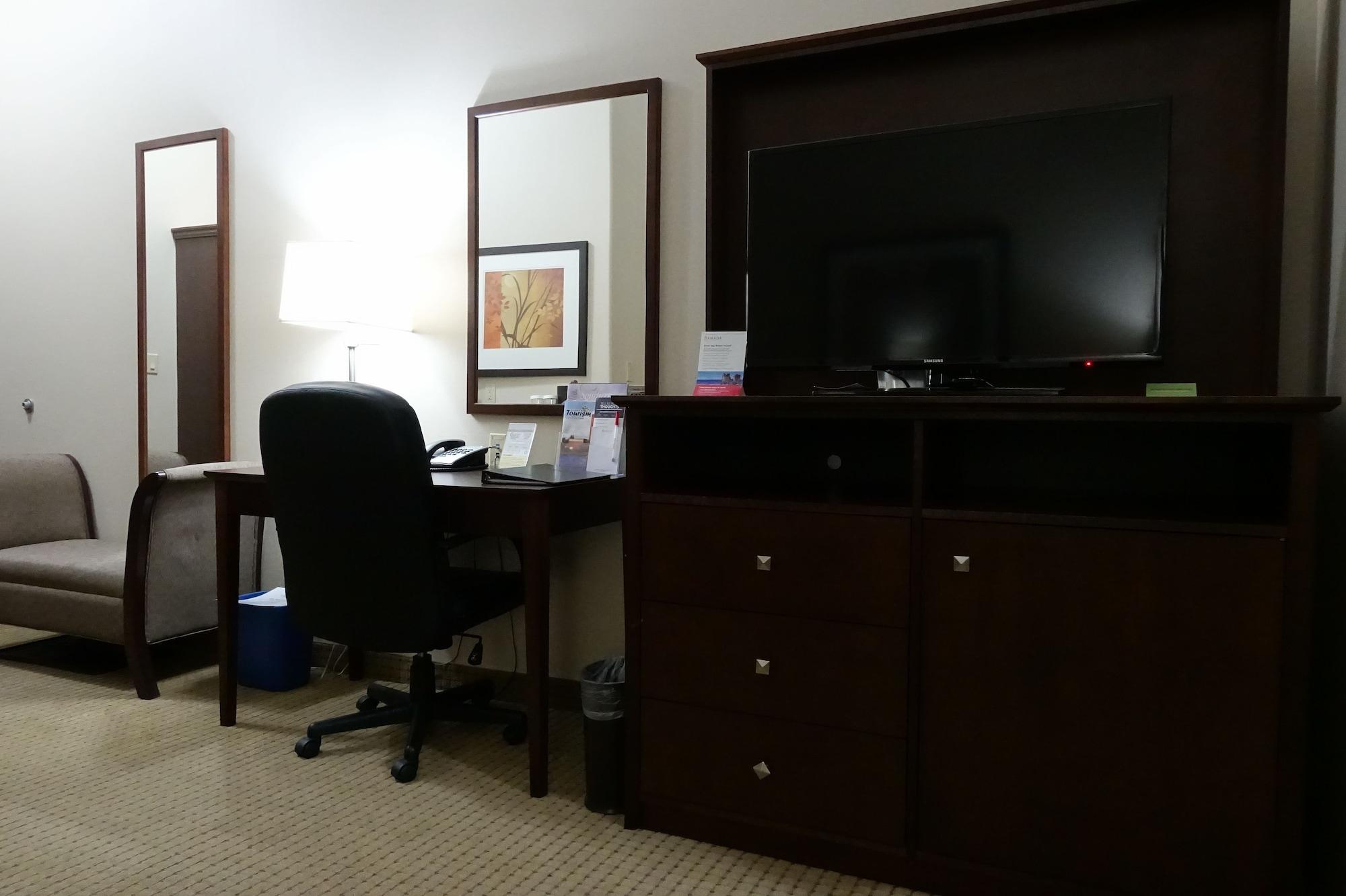Отель Ramada By Wyndham Weyburn Экстерьер фото