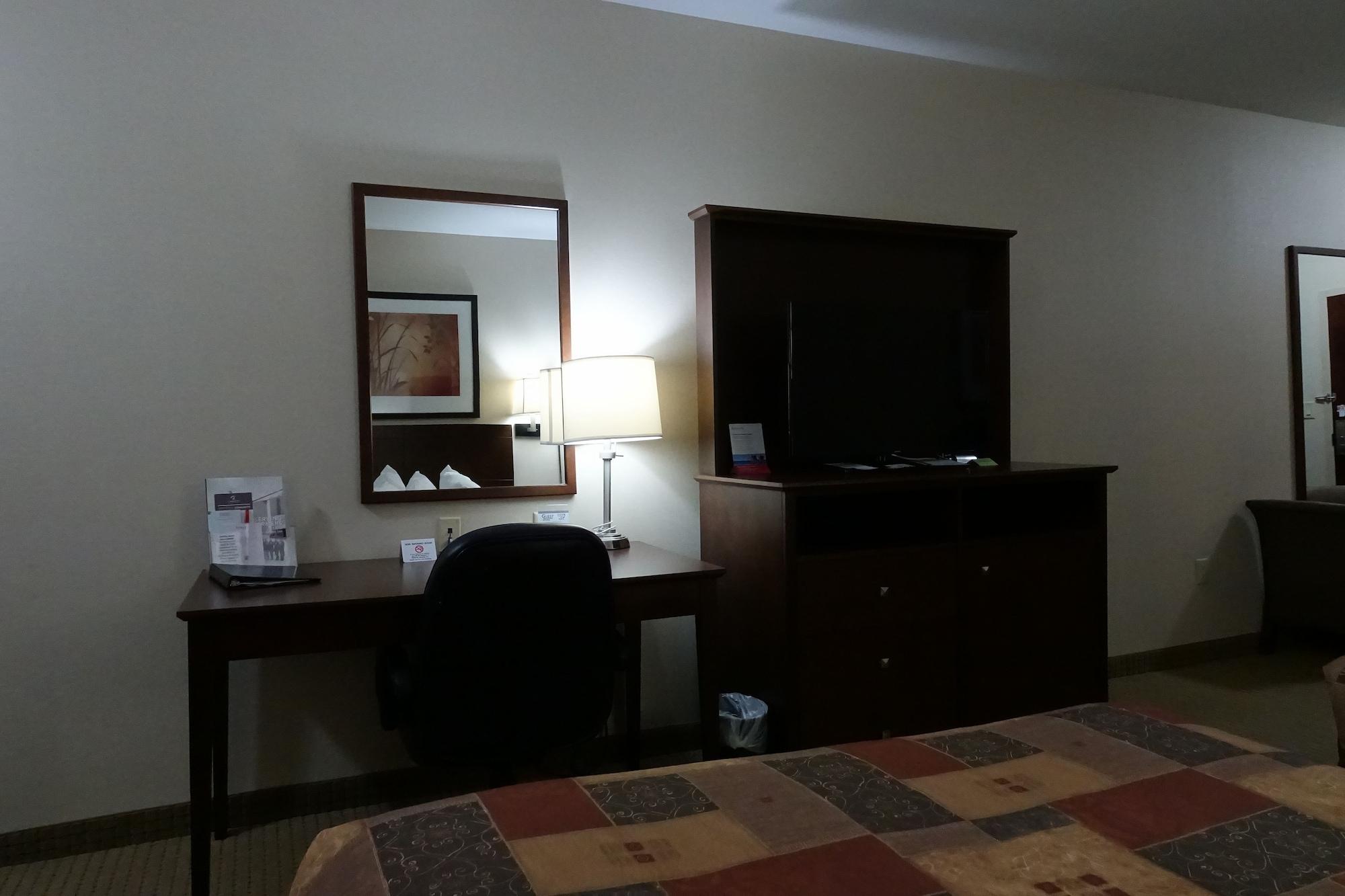 Отель Ramada By Wyndham Weyburn Экстерьер фото