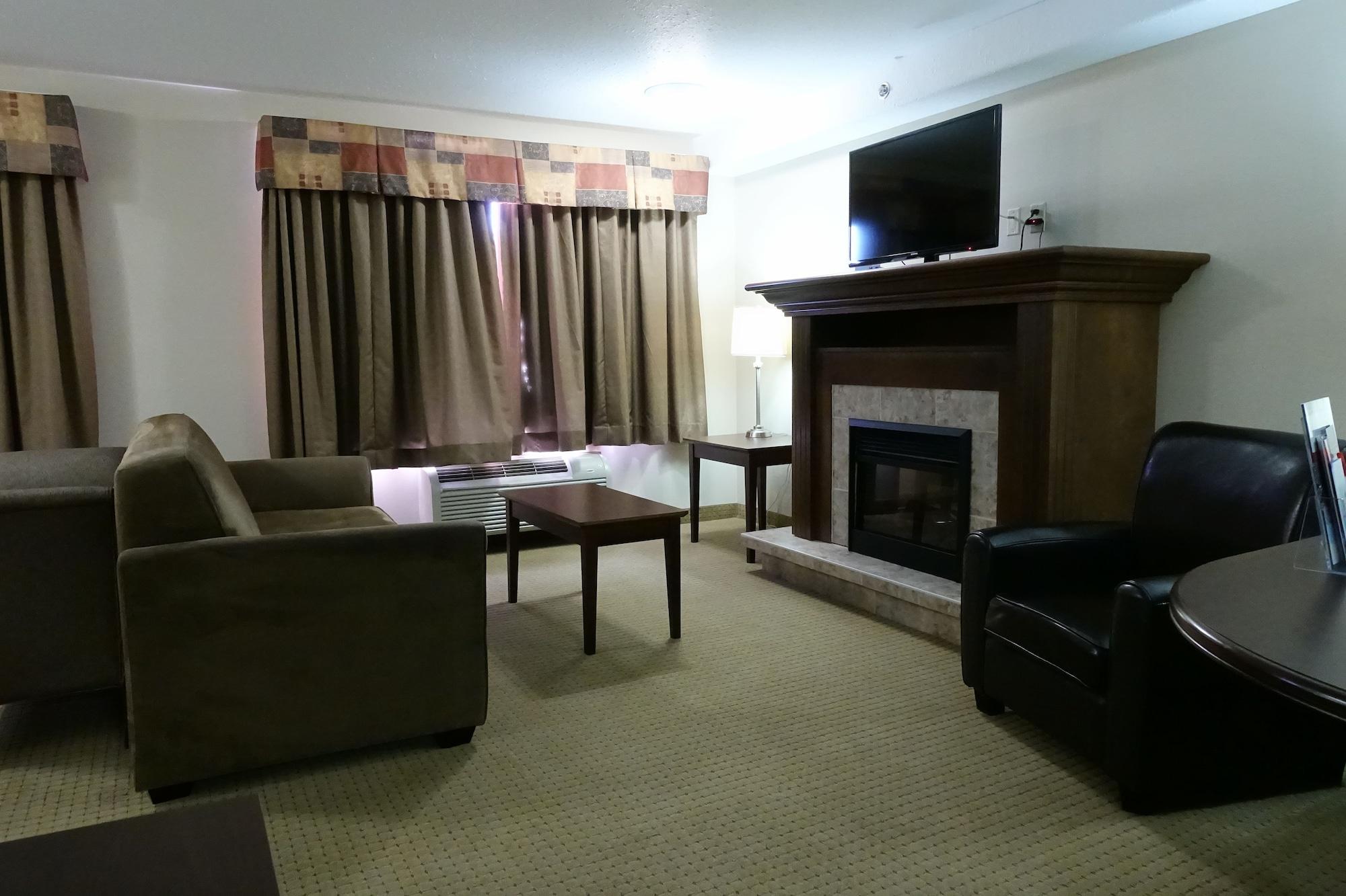 Отель Ramada By Wyndham Weyburn Экстерьер фото