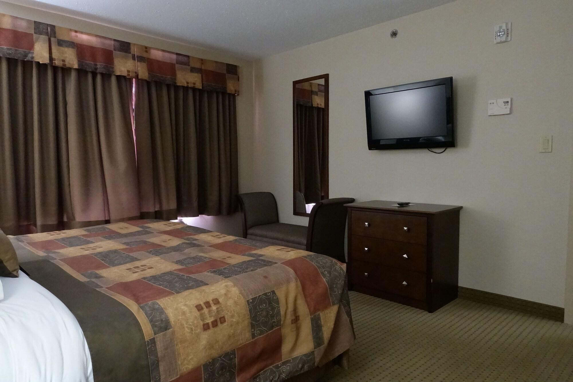 Отель Ramada By Wyndham Weyburn Экстерьер фото