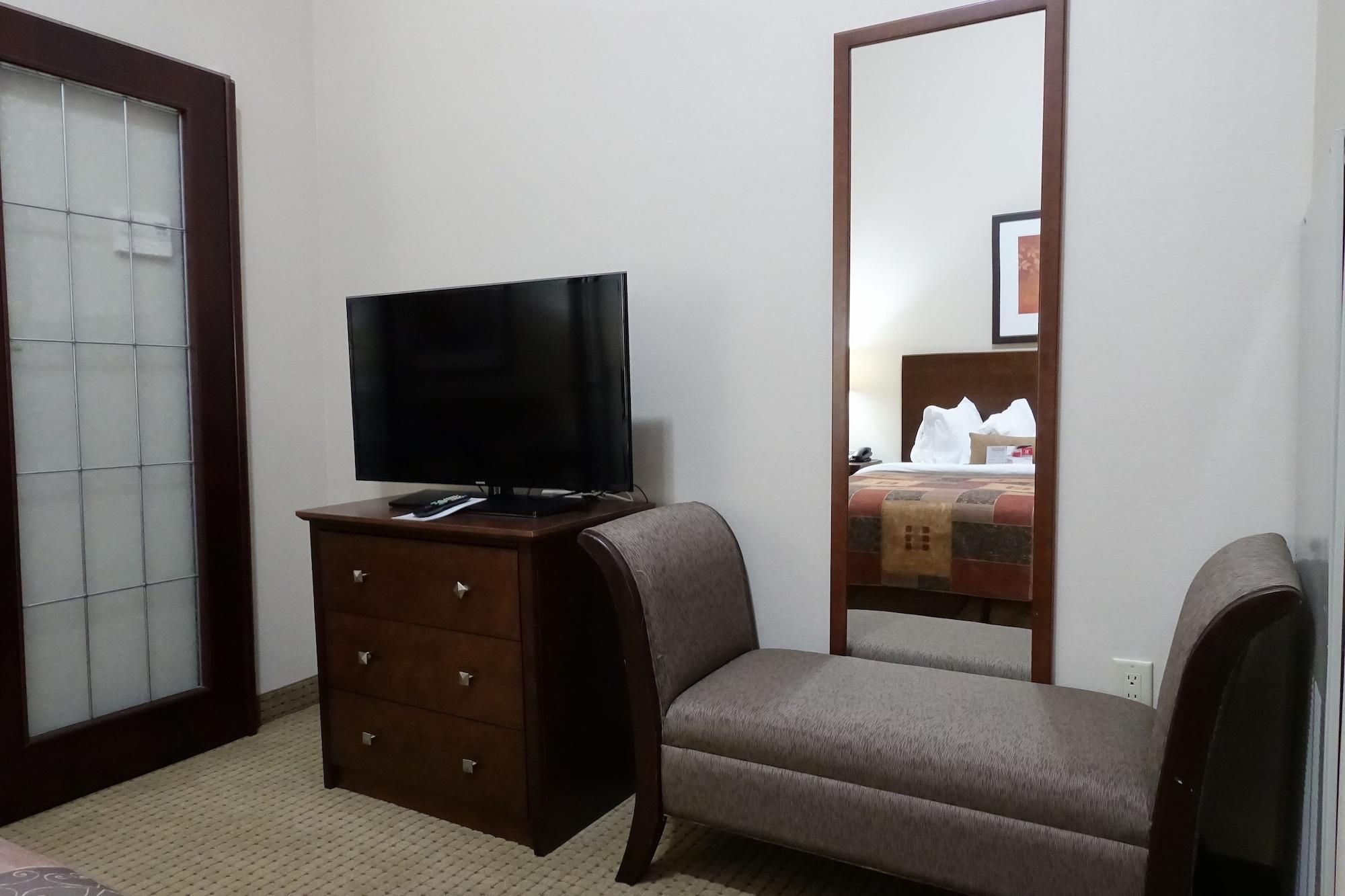 Отель Ramada By Wyndham Weyburn Экстерьер фото