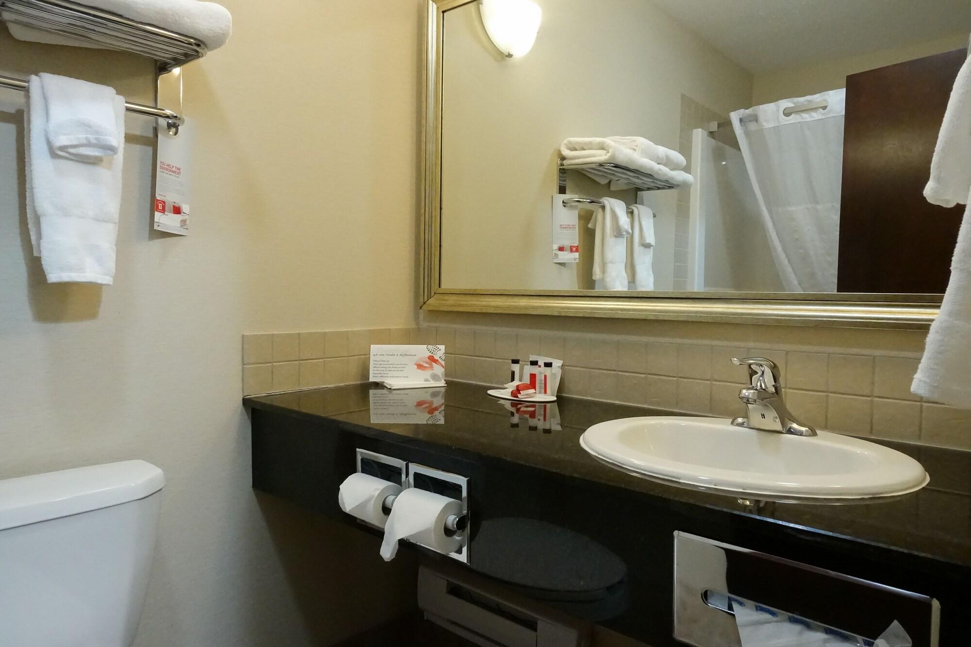 Отель Ramada By Wyndham Weyburn Экстерьер фото