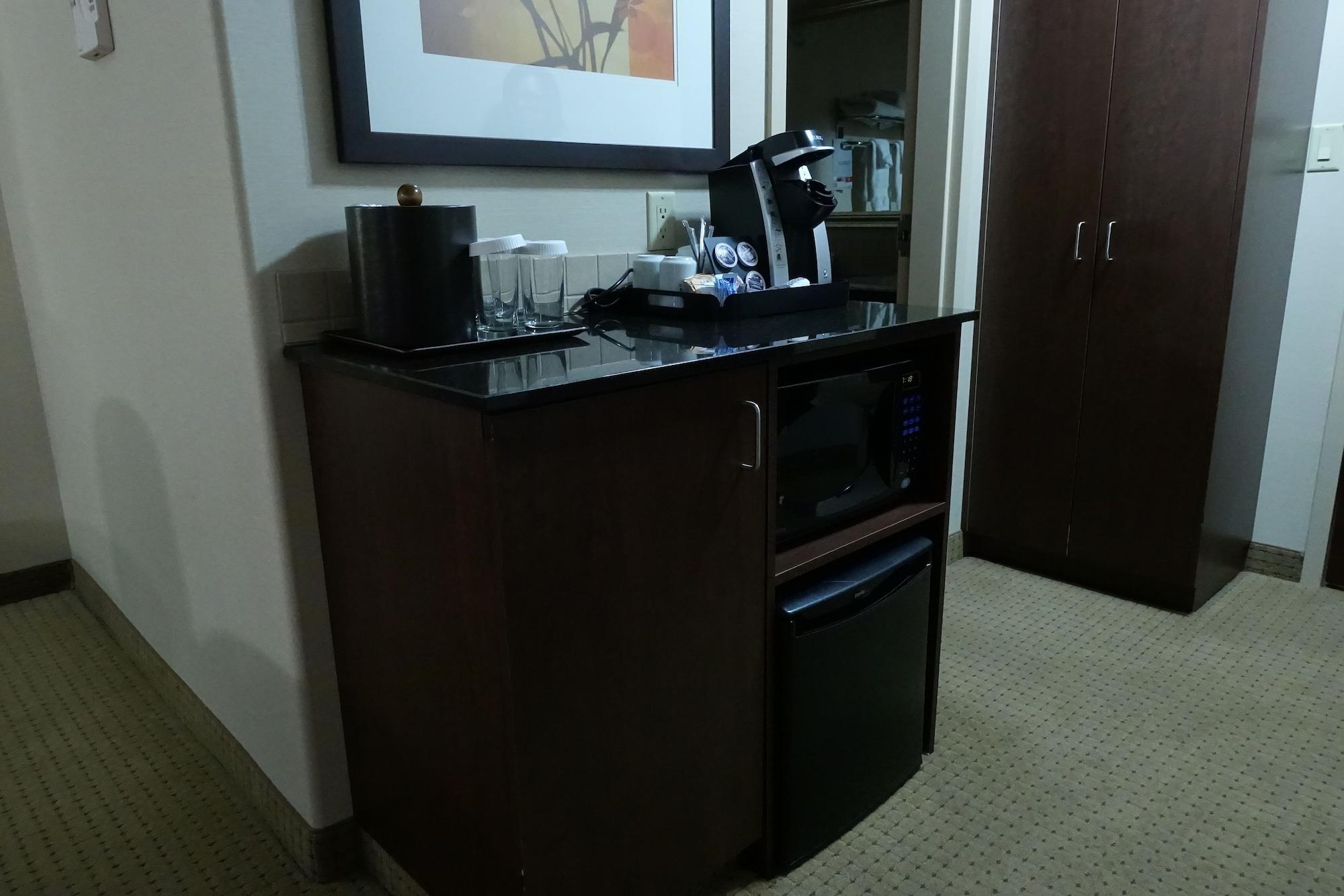 Отель Ramada By Wyndham Weyburn Экстерьер фото