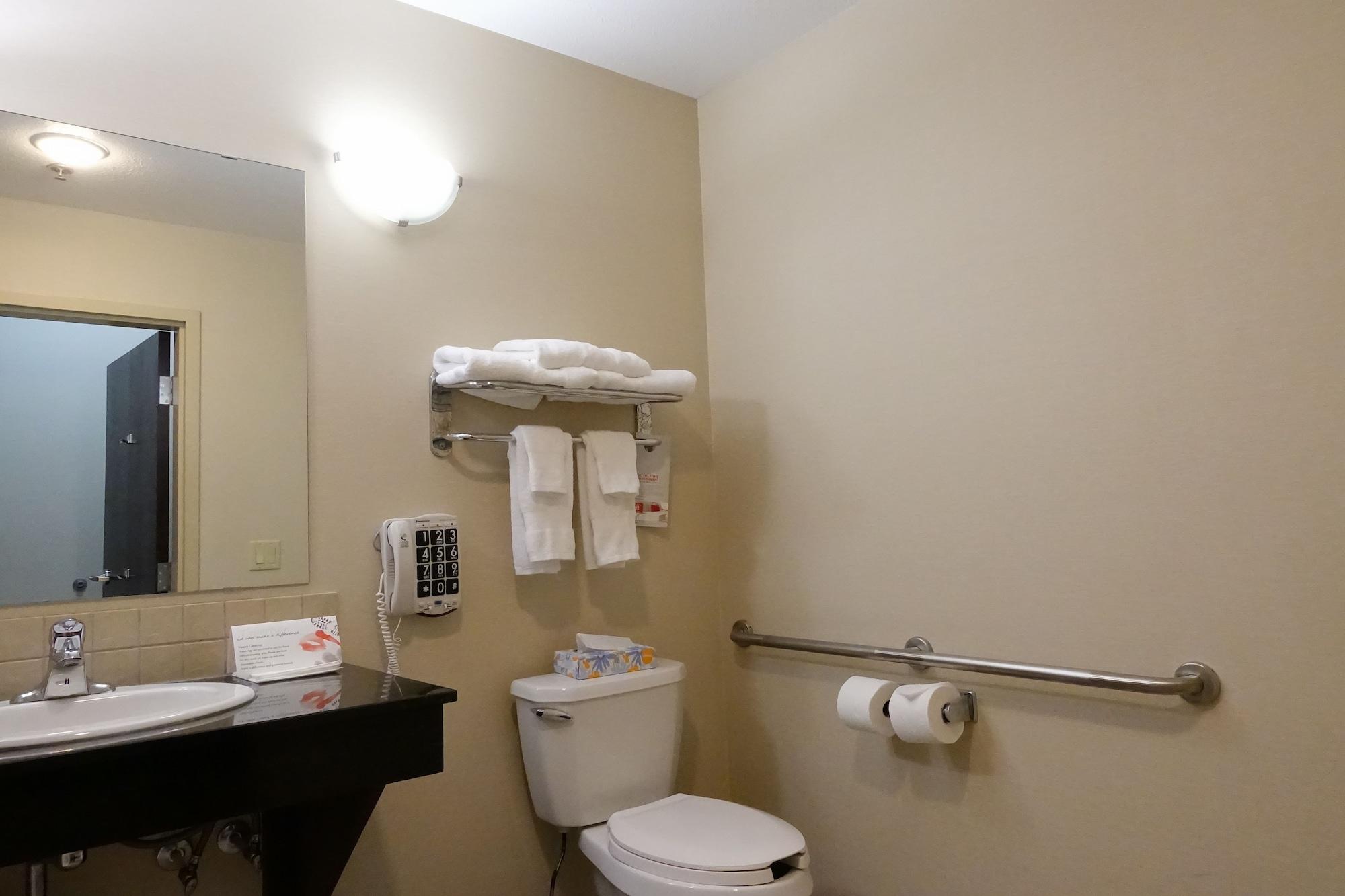 Отель Ramada By Wyndham Weyburn Экстерьер фото