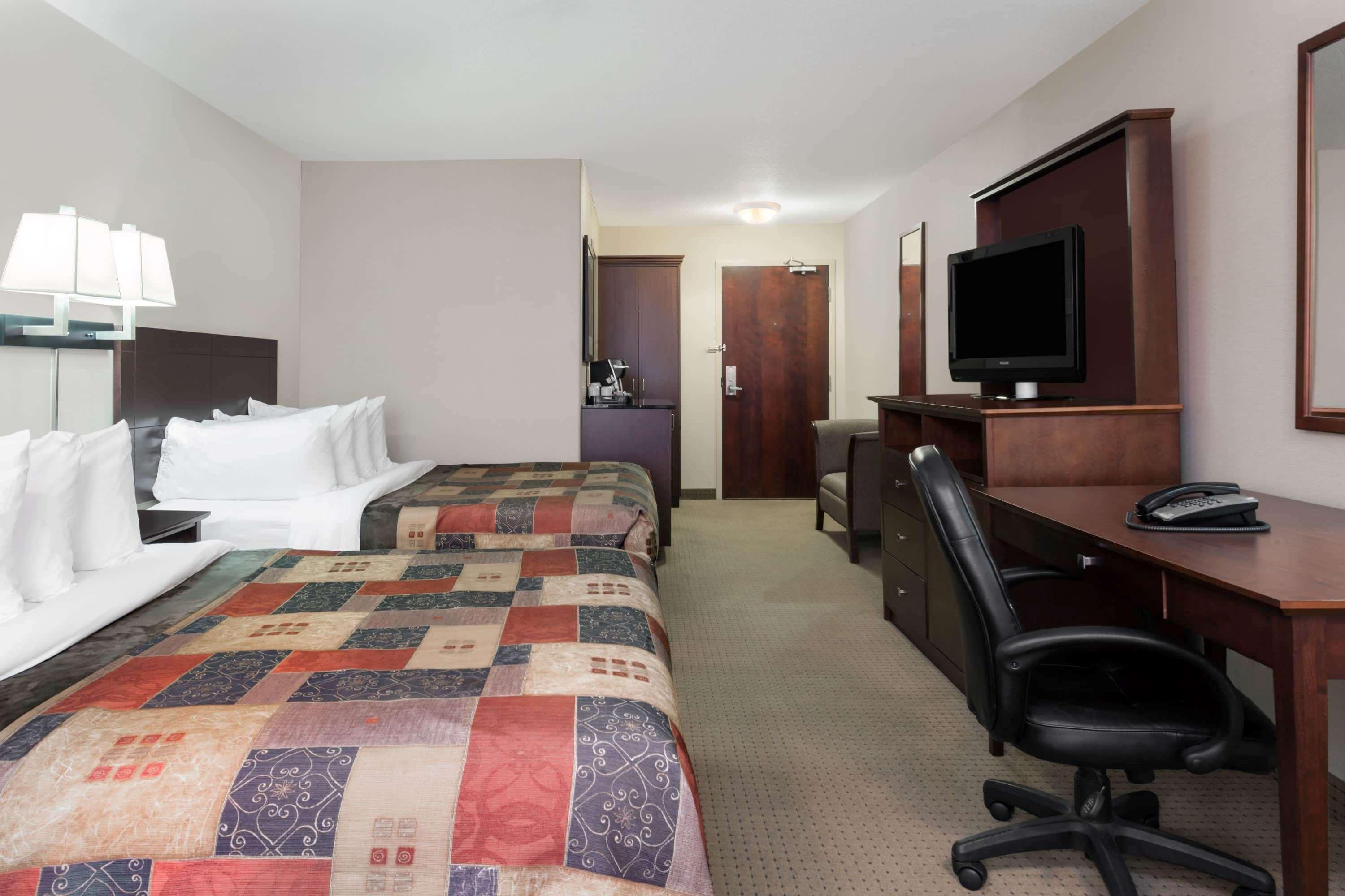 Отель Ramada By Wyndham Weyburn Экстерьер фото