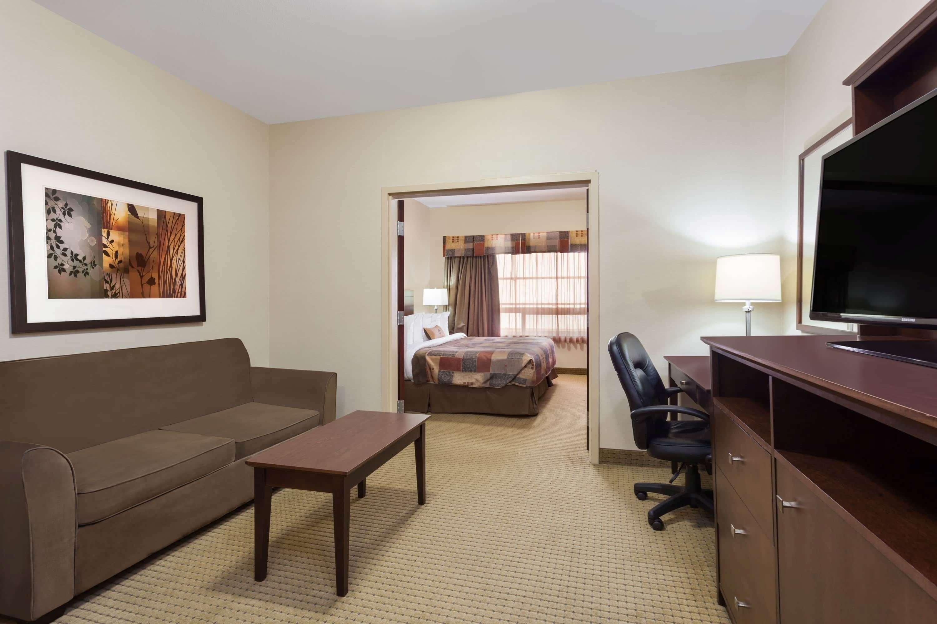 Отель Ramada By Wyndham Weyburn Экстерьер фото