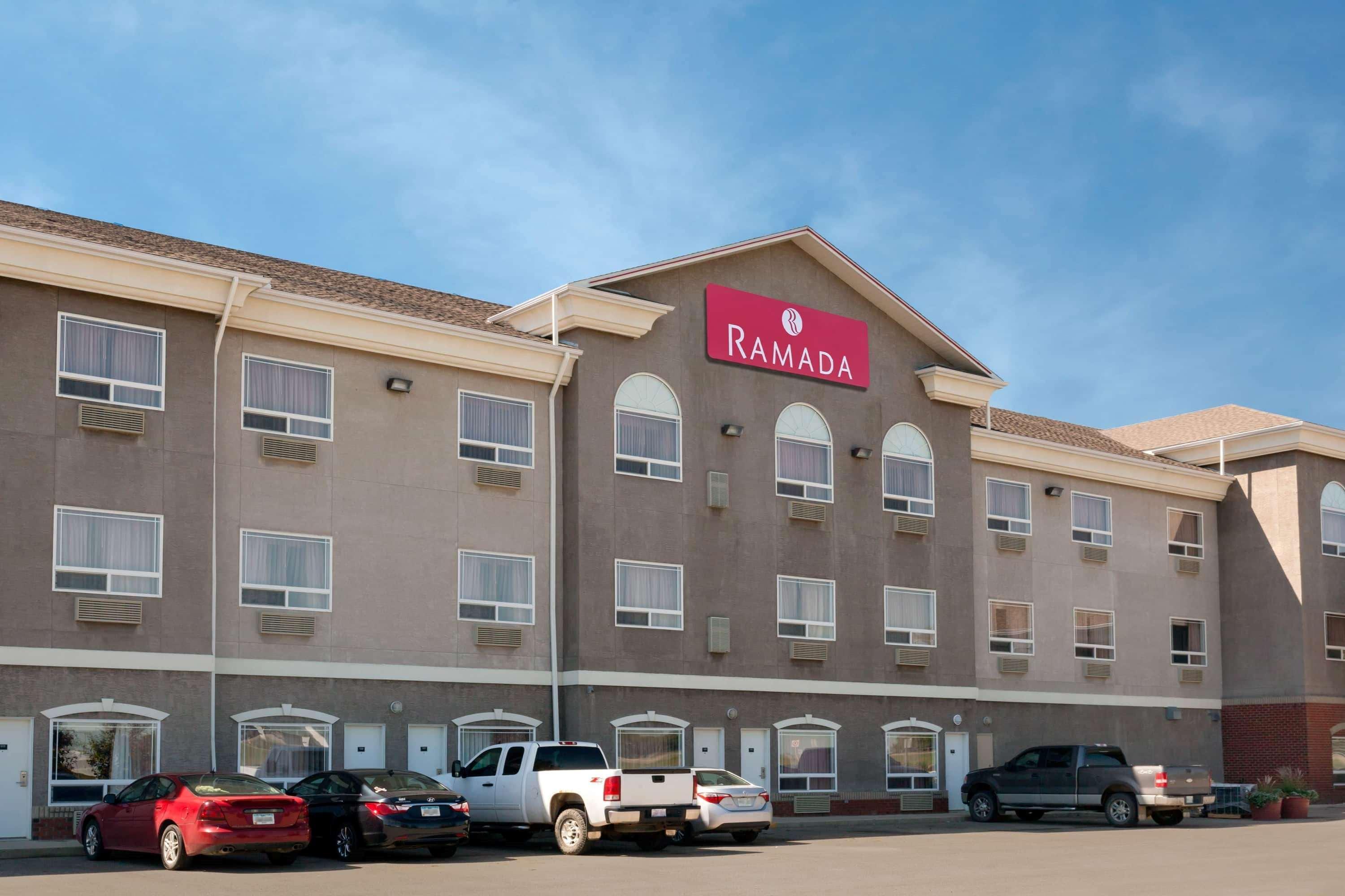 Отель Ramada By Wyndham Weyburn Экстерьер фото