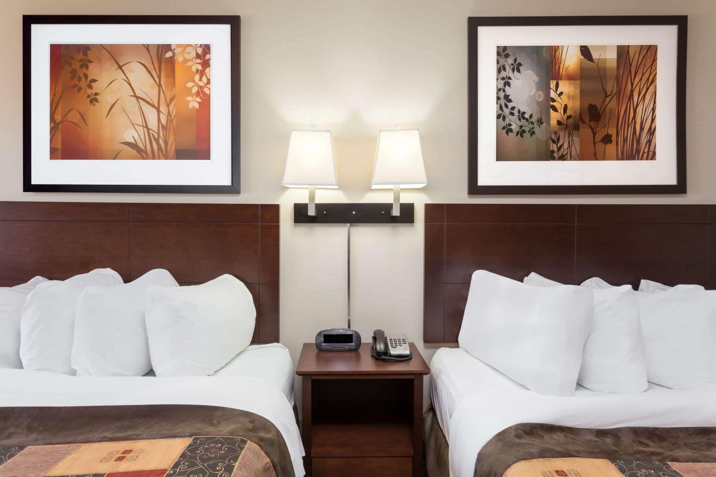 Отель Ramada By Wyndham Weyburn Экстерьер фото
