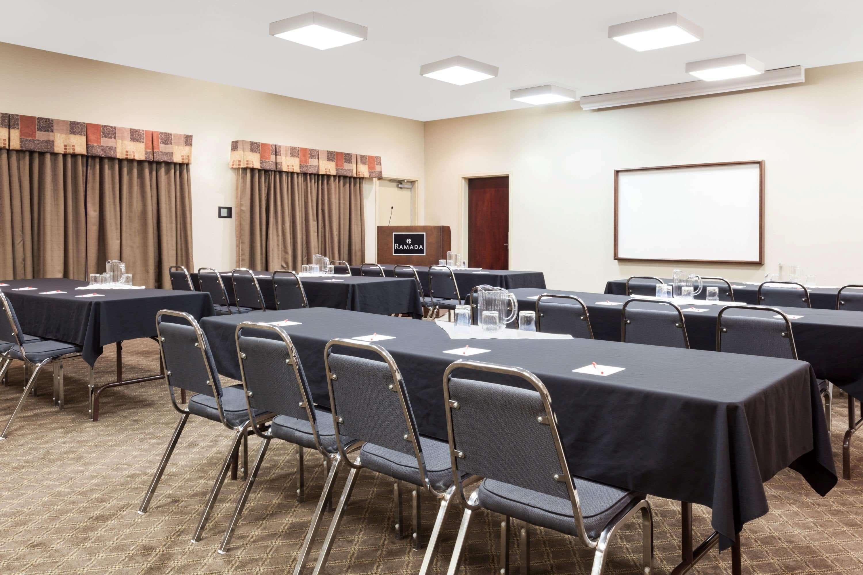 Отель Ramada By Wyndham Weyburn Экстерьер фото