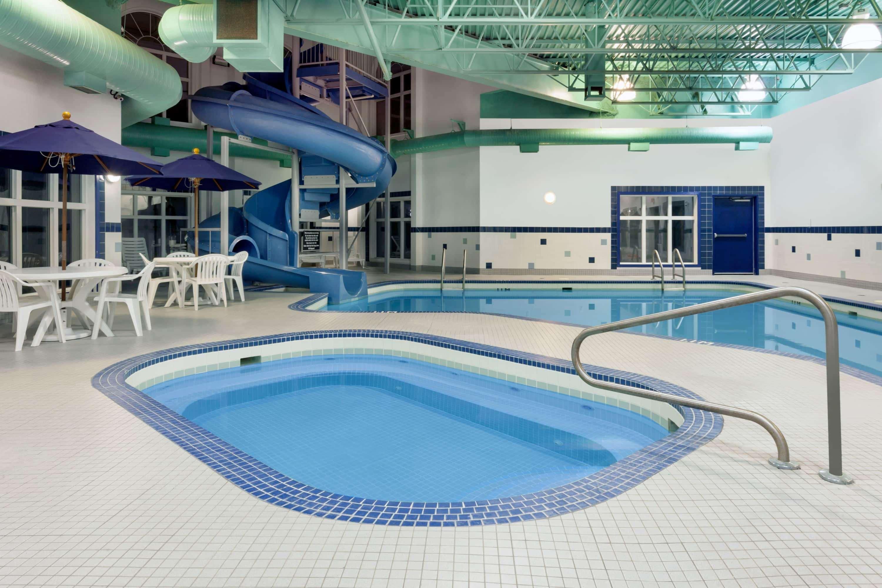 Отель Ramada By Wyndham Weyburn Экстерьер фото