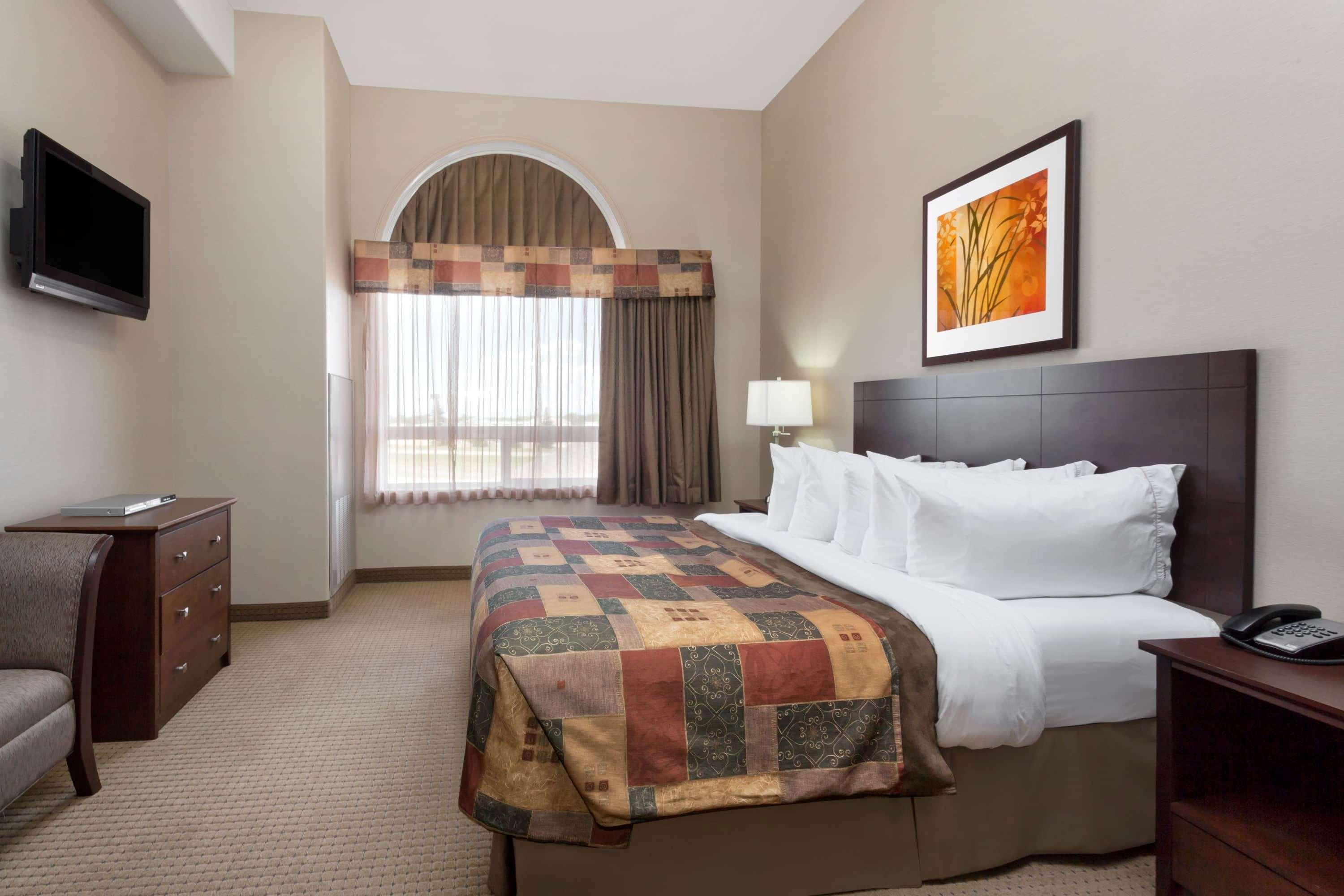 Отель Ramada By Wyndham Weyburn Экстерьер фото