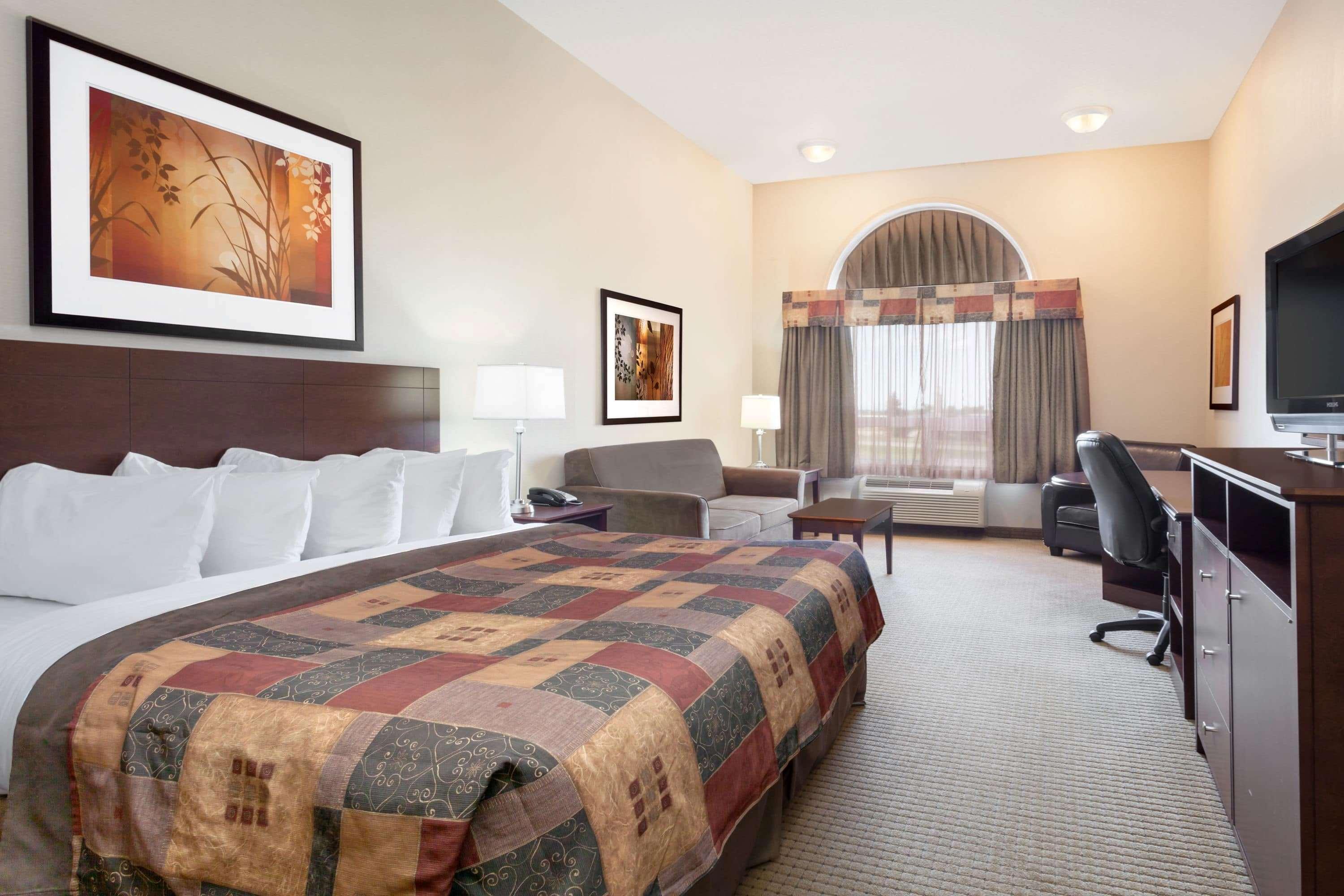 Отель Ramada By Wyndham Weyburn Экстерьер фото