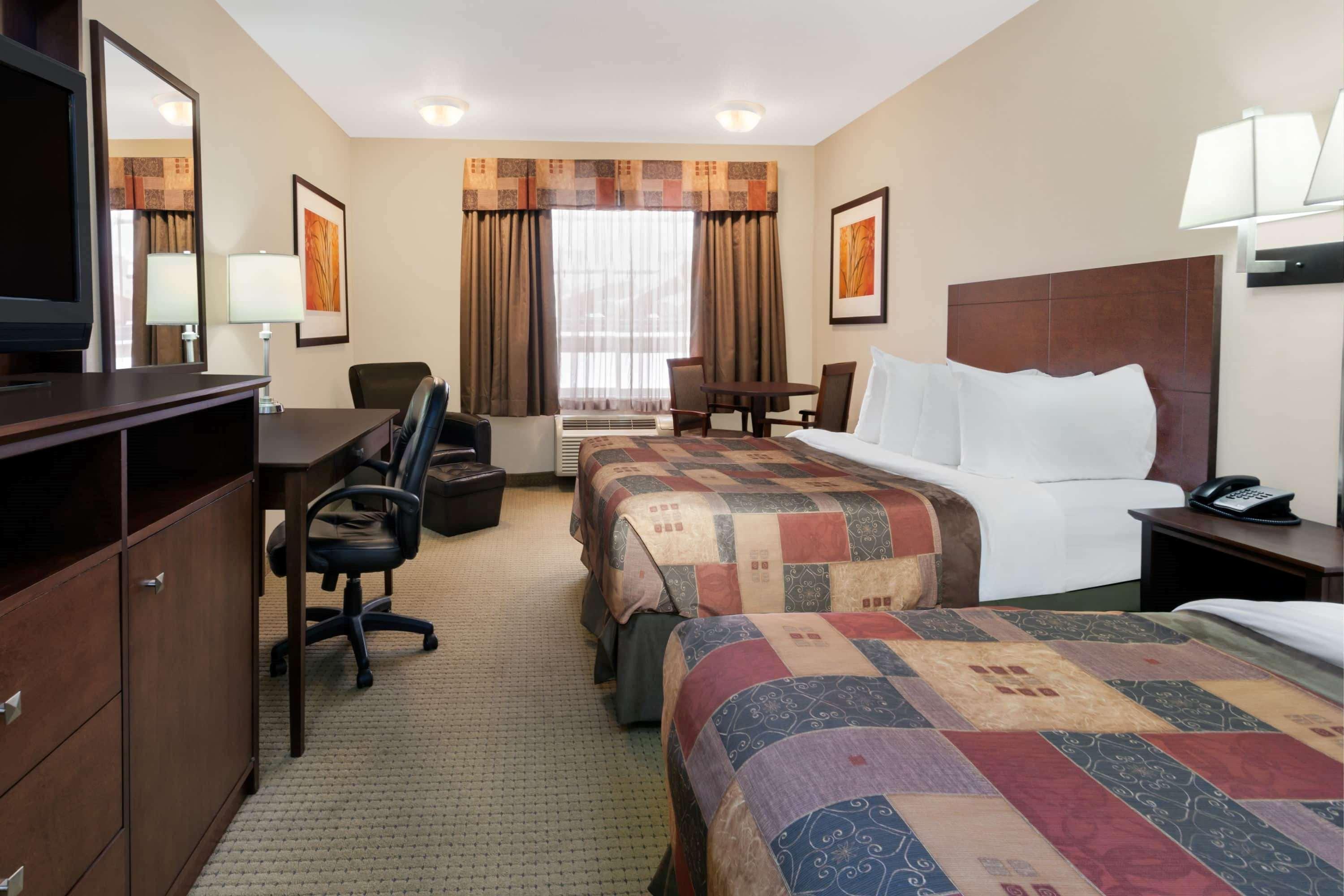 Отель Ramada By Wyndham Weyburn Экстерьер фото