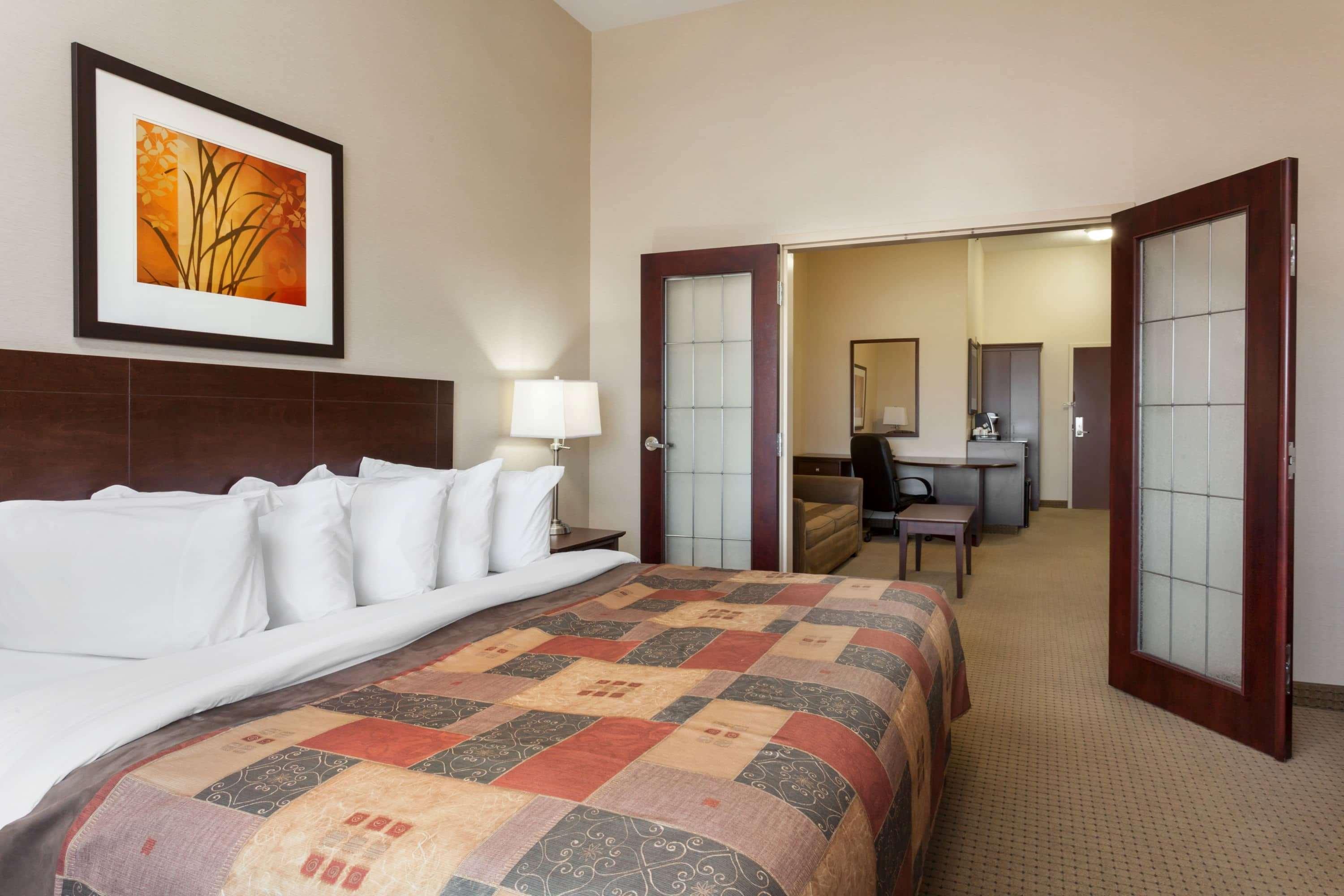 Отель Ramada By Wyndham Weyburn Экстерьер фото