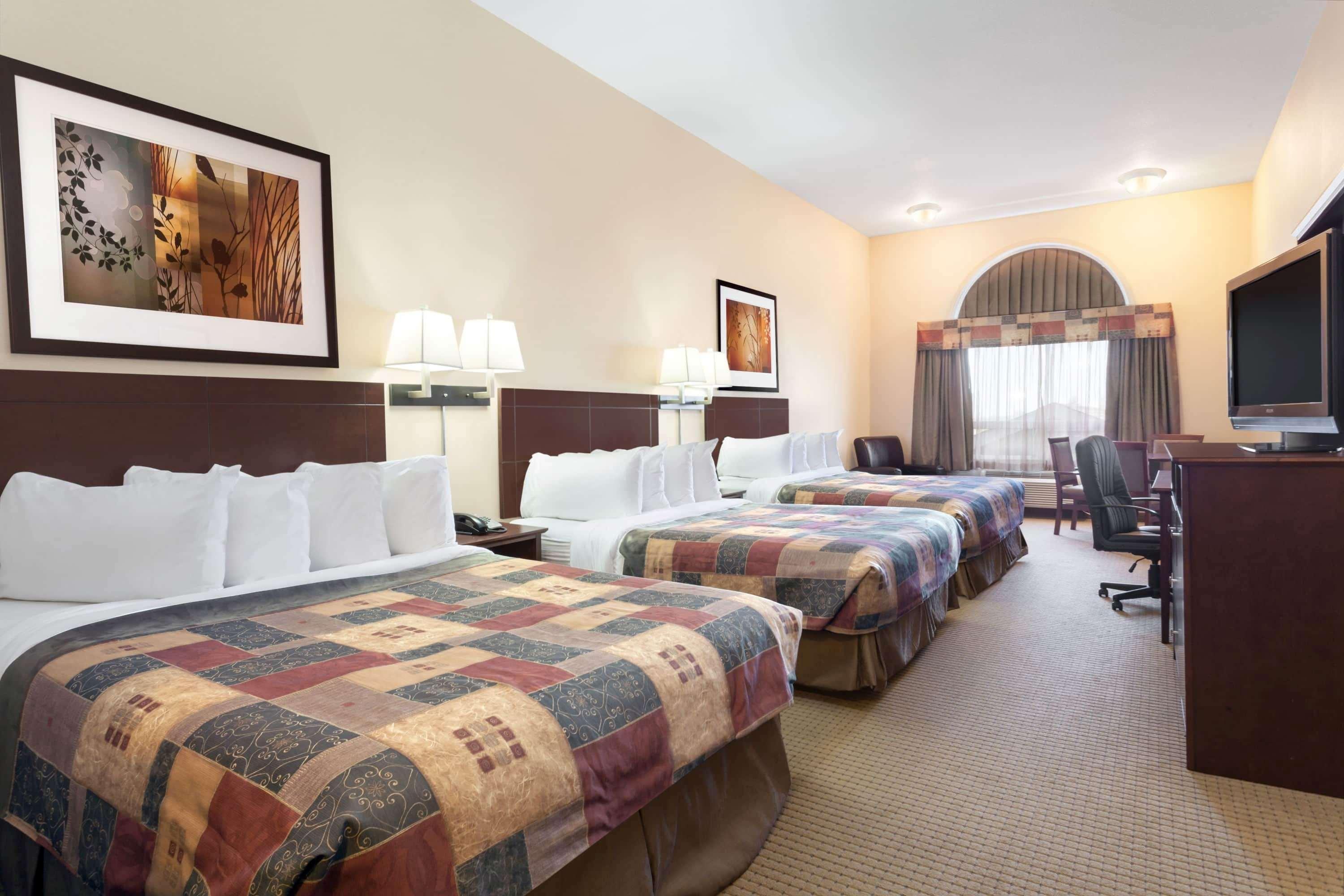Отель Ramada By Wyndham Weyburn Экстерьер фото
