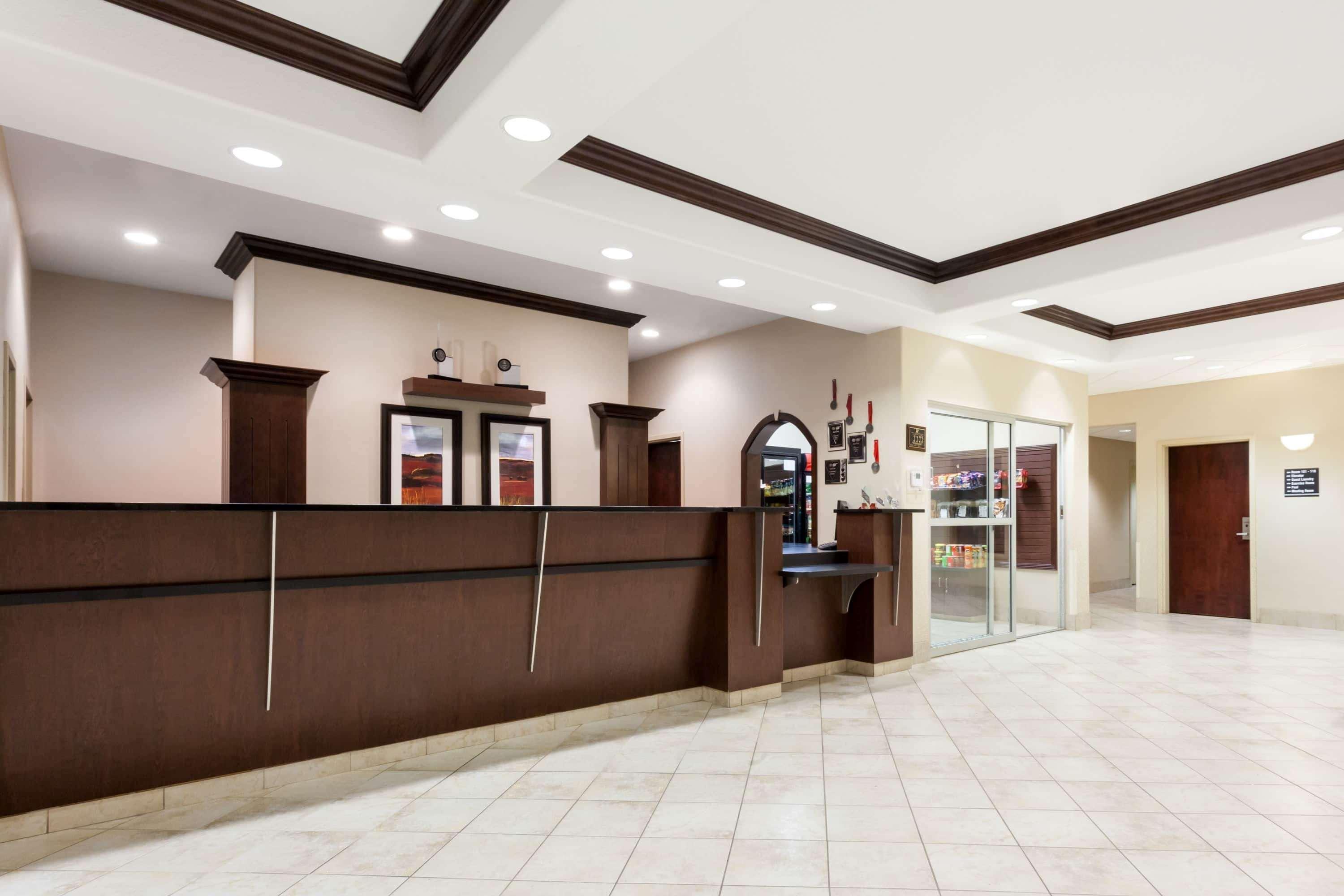 Отель Ramada By Wyndham Weyburn Экстерьер фото