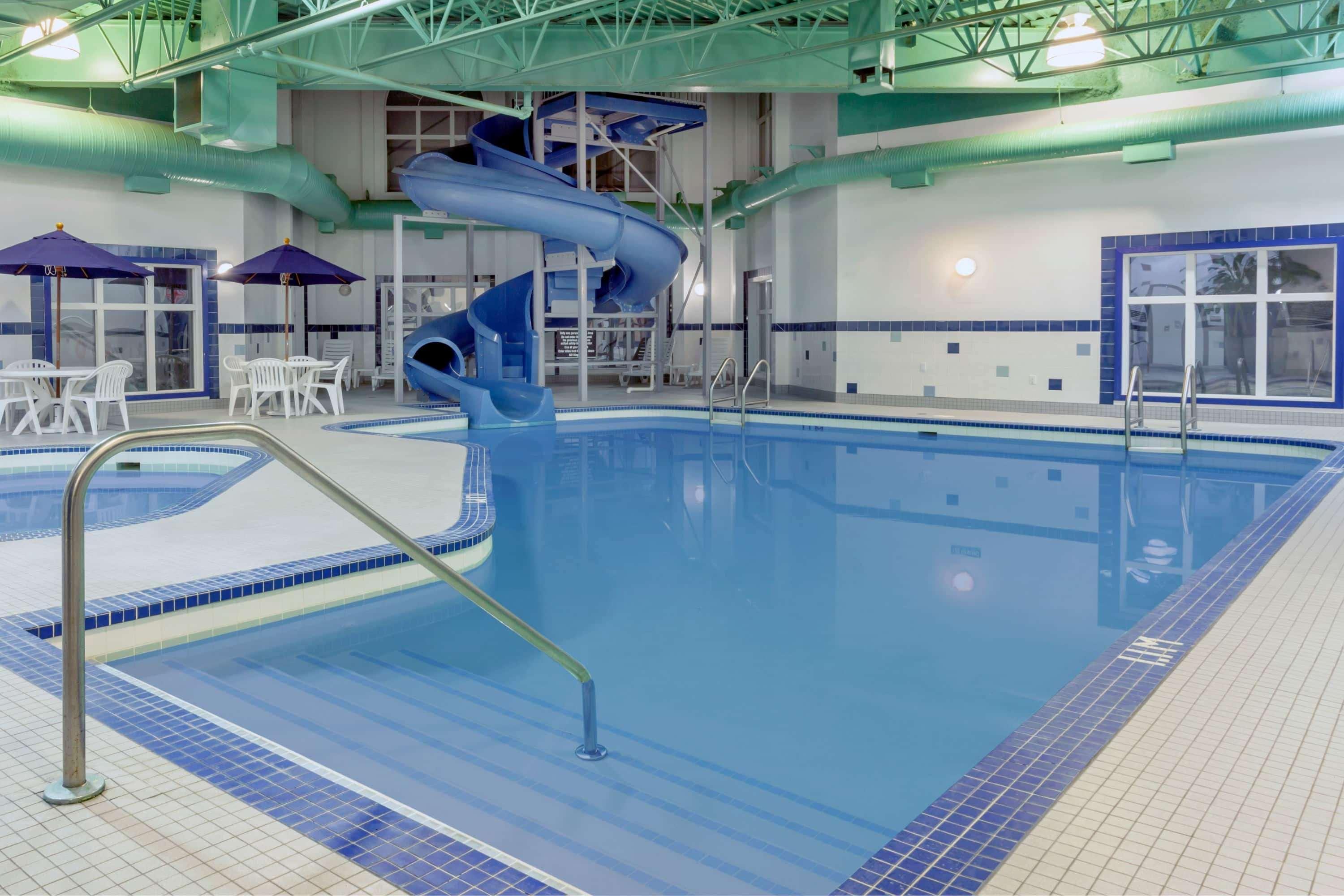 Отель Ramada By Wyndham Weyburn Экстерьер фото