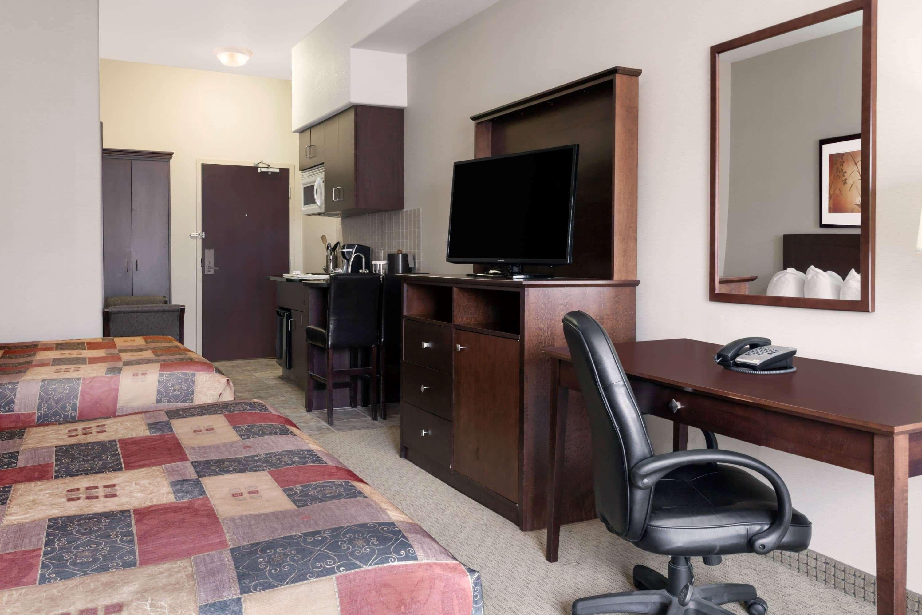 Отель Ramada By Wyndham Weyburn Экстерьер фото