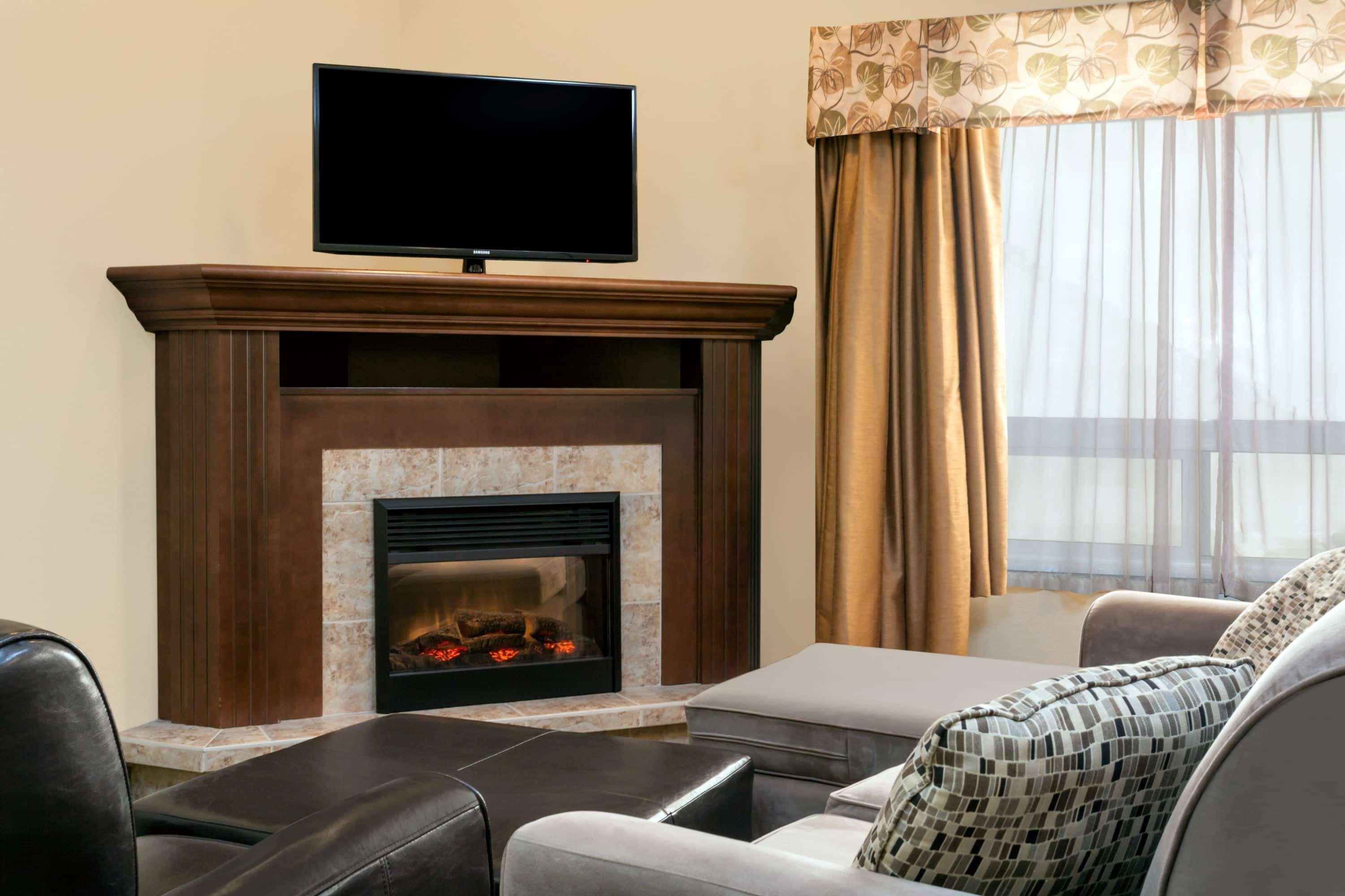 Отель Ramada By Wyndham Weyburn Экстерьер фото