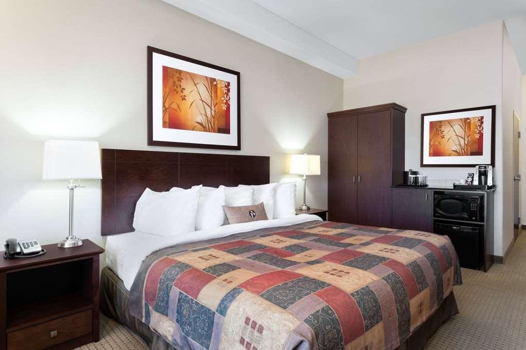 Отель Ramada By Wyndham Weyburn Номер фото