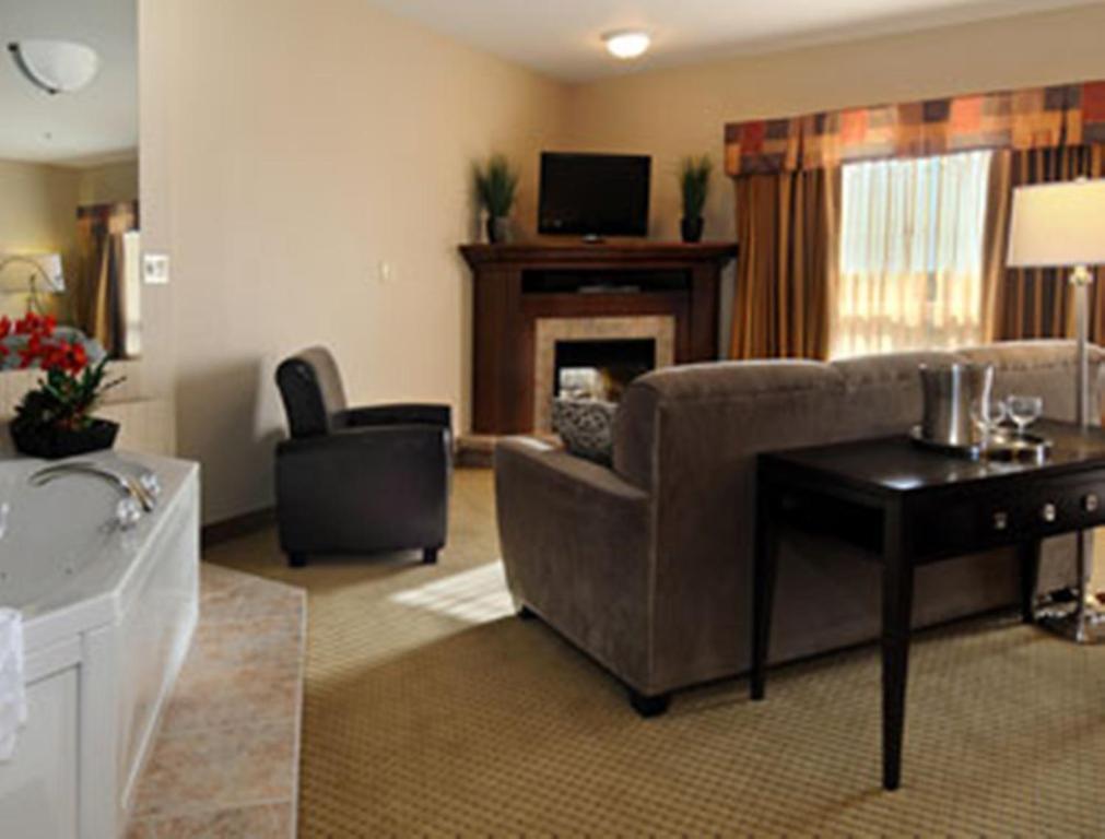 Отель Ramada By Wyndham Weyburn Номер фото