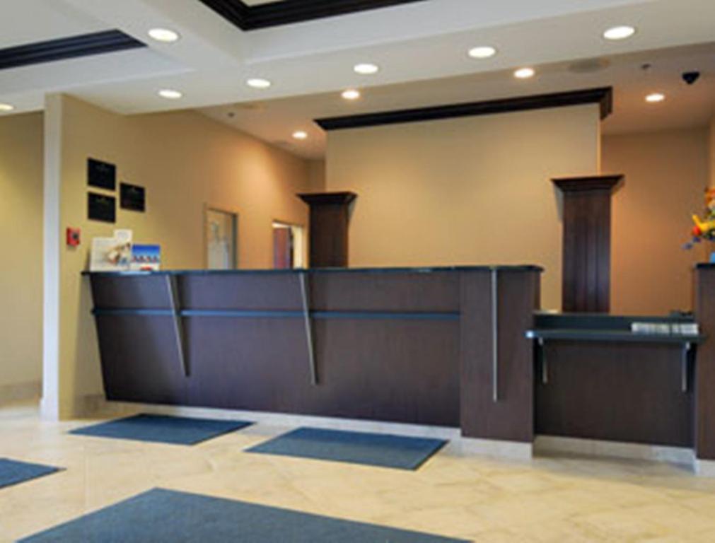 Отель Ramada By Wyndham Weyburn Интерьер фото