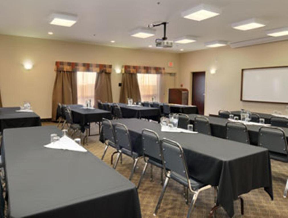 Отель Ramada By Wyndham Weyburn Удобства фото