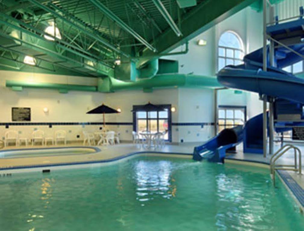 Отель Ramada By Wyndham Weyburn Экстерьер фото