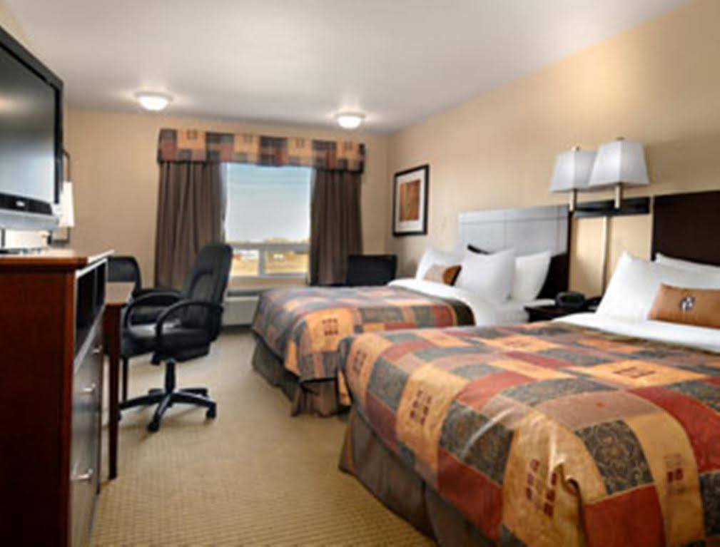 Отель Ramada By Wyndham Weyburn Номер фото