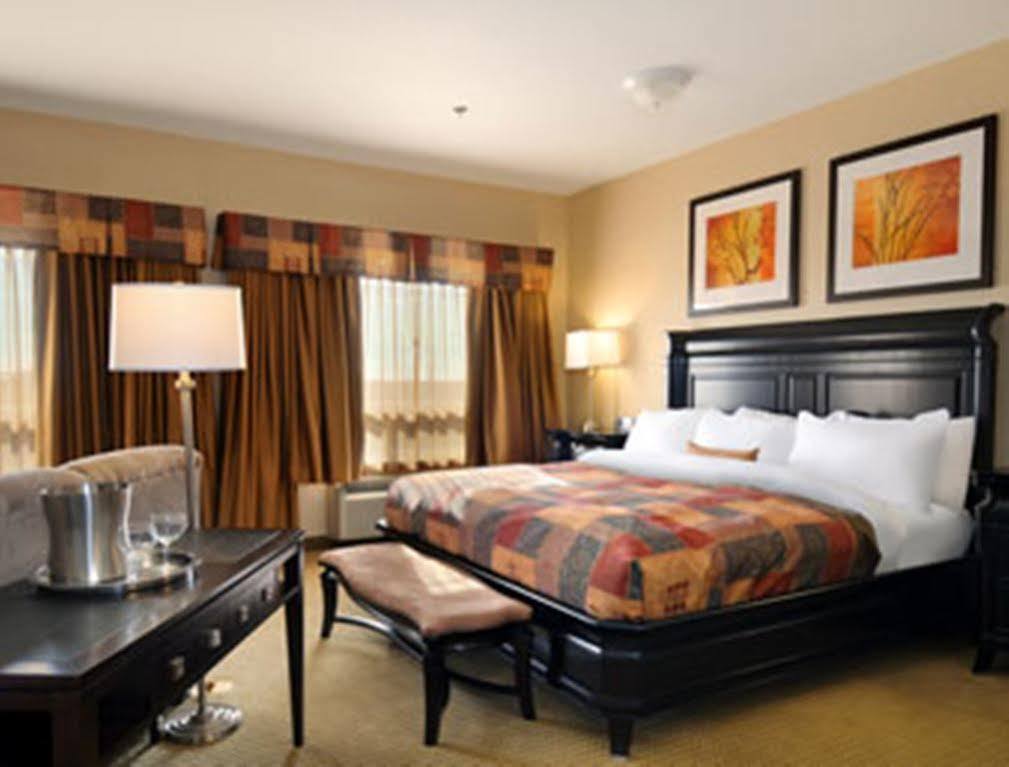 Отель Ramada By Wyndham Weyburn Экстерьер фото