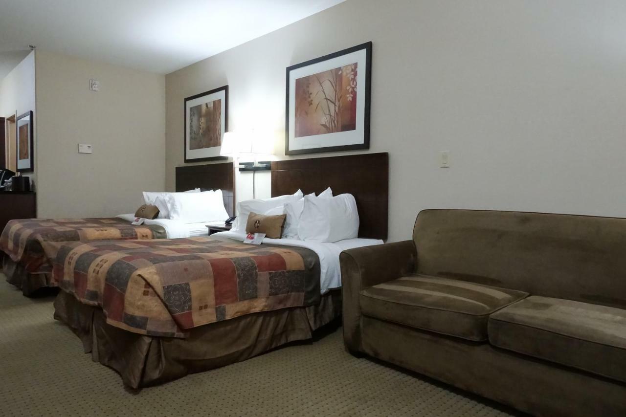 Отель Ramada By Wyndham Weyburn Экстерьер фото