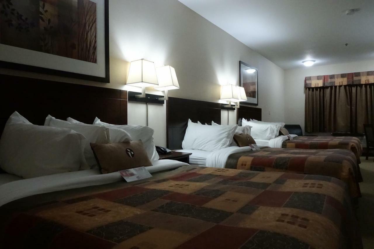 Отель Ramada By Wyndham Weyburn Экстерьер фото