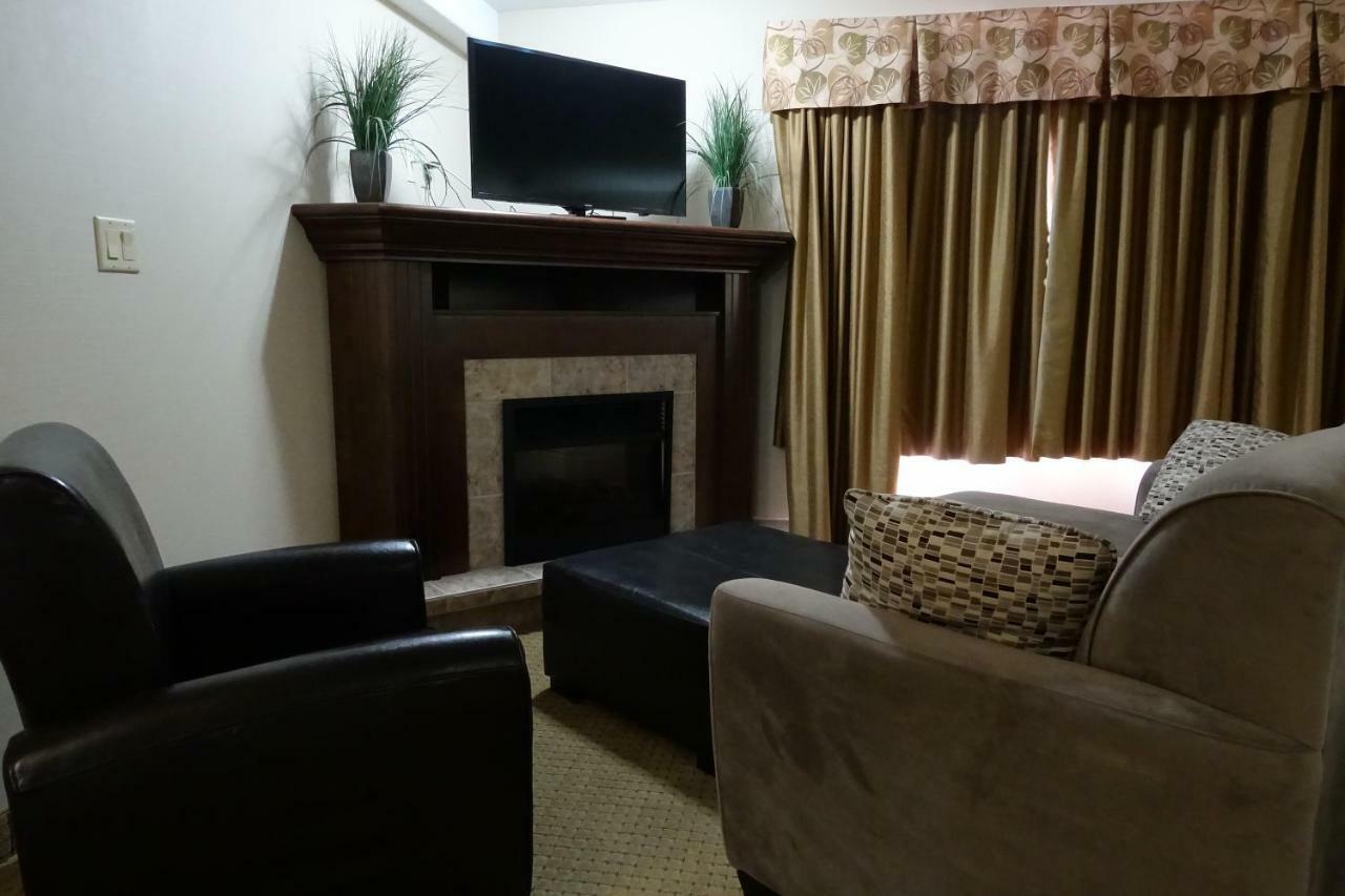 Отель Ramada By Wyndham Weyburn Экстерьер фото
