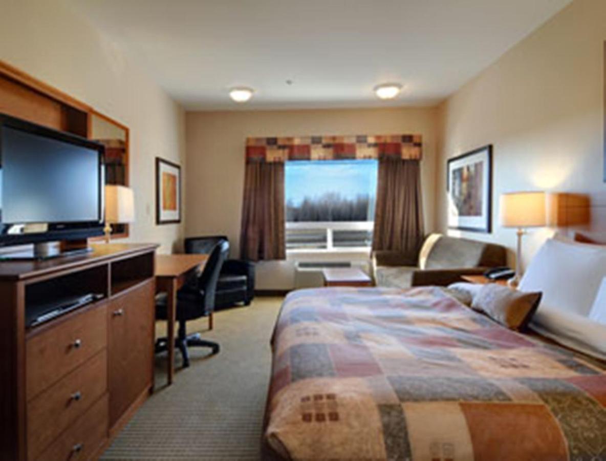 Отель Ramada By Wyndham Weyburn Номер фото