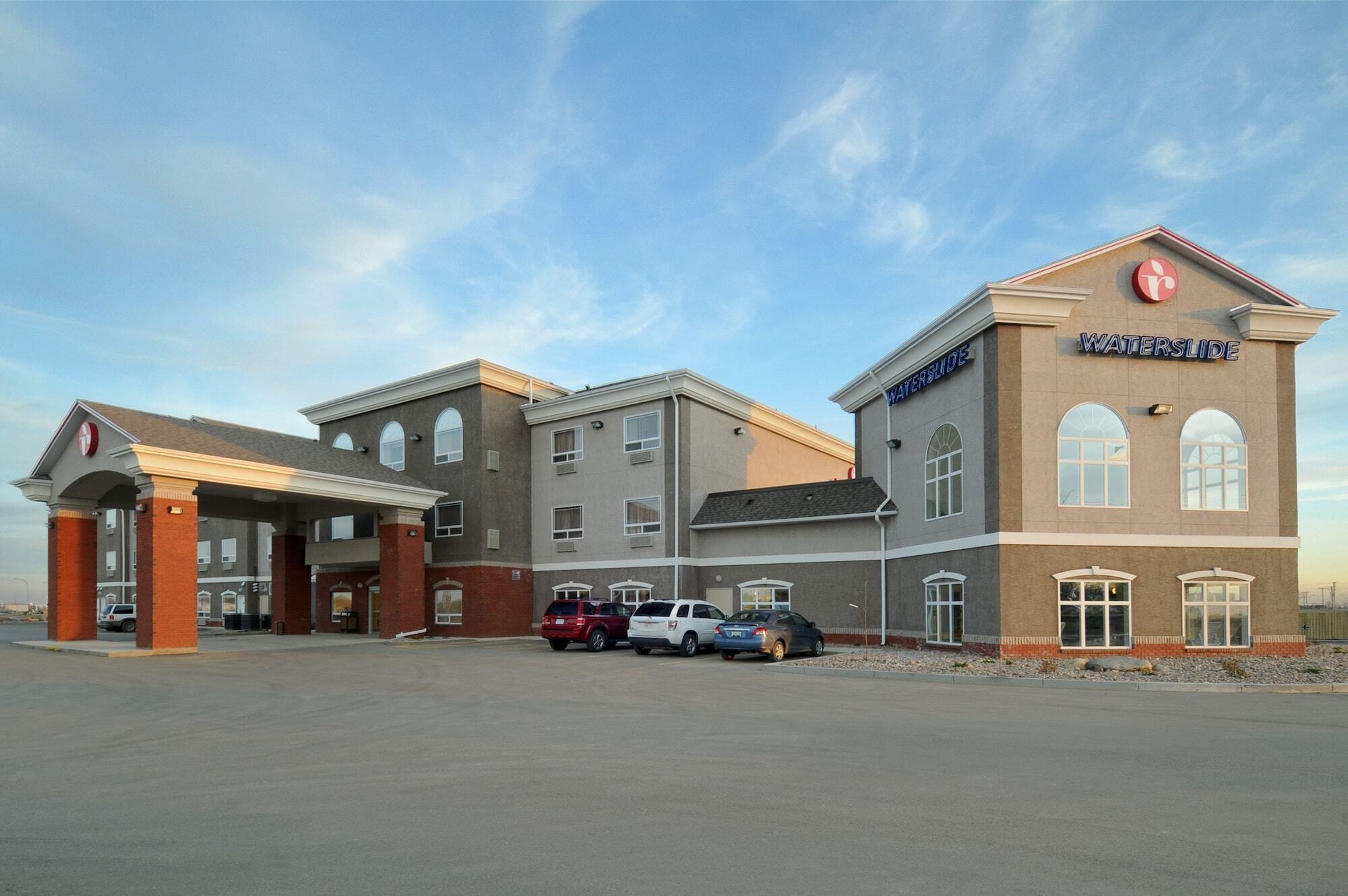 Отель Ramada By Wyndham Weyburn Экстерьер фото