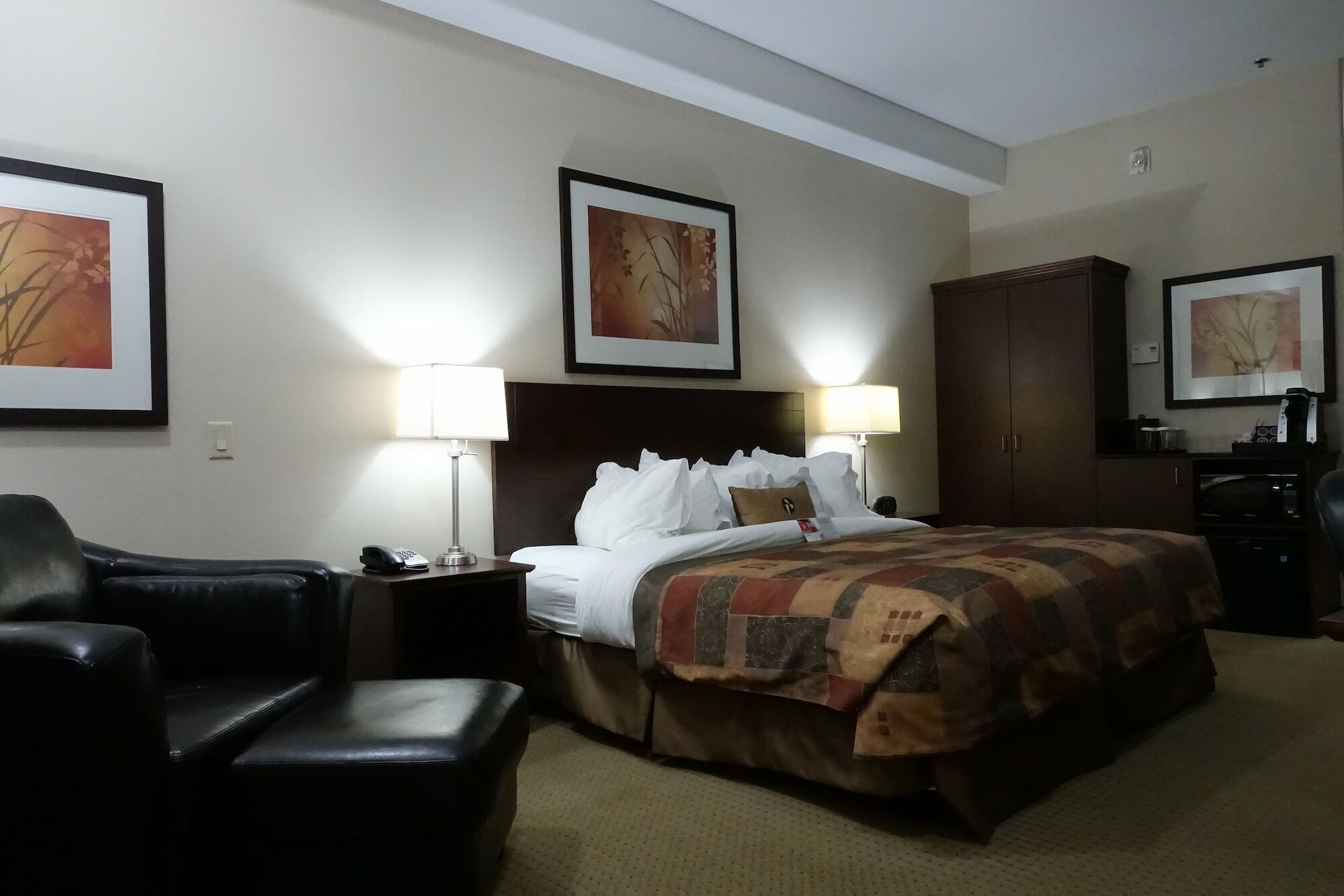 Отель Ramada By Wyndham Weyburn Экстерьер фото