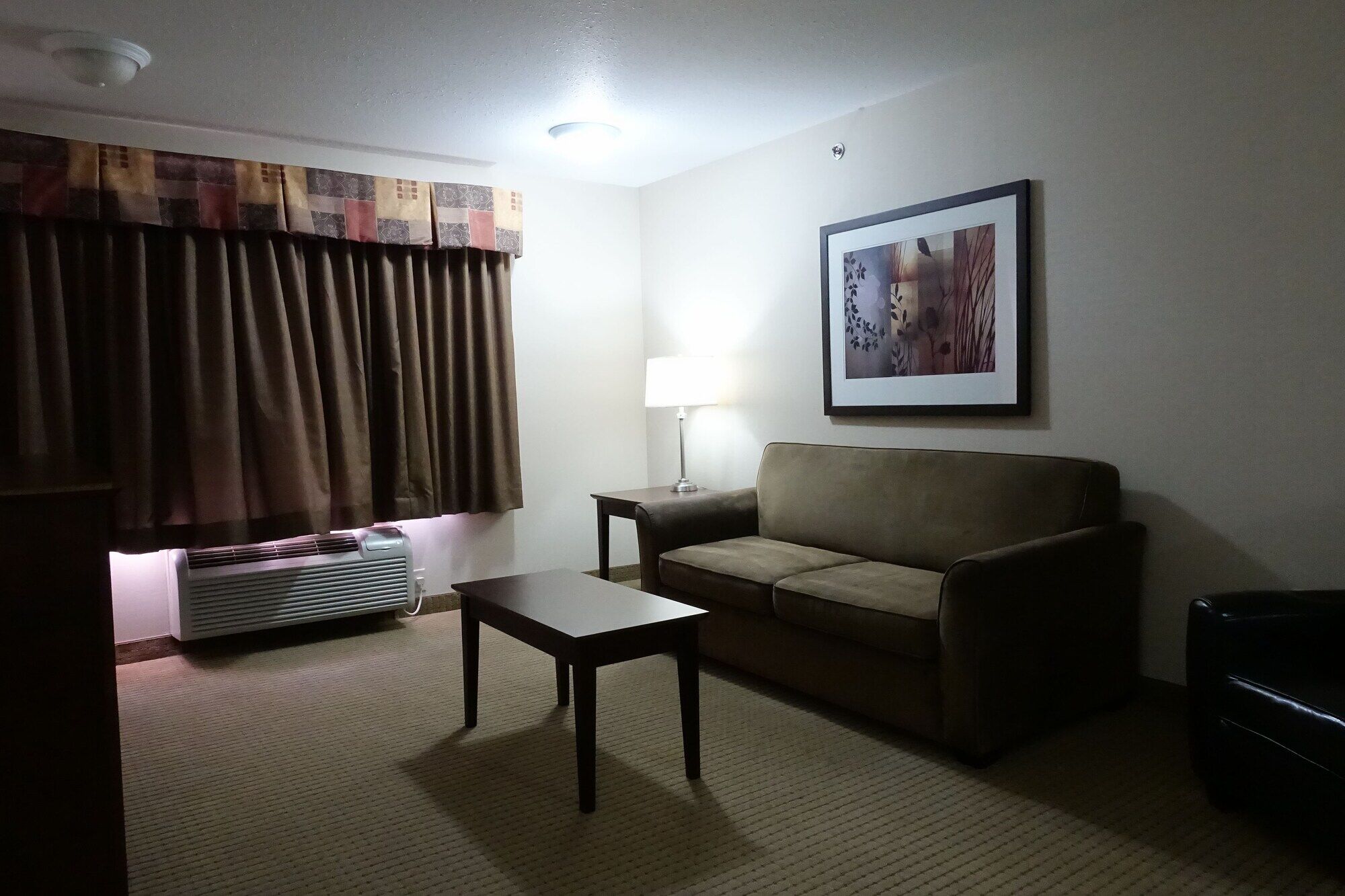Отель Ramada By Wyndham Weyburn Экстерьер фото