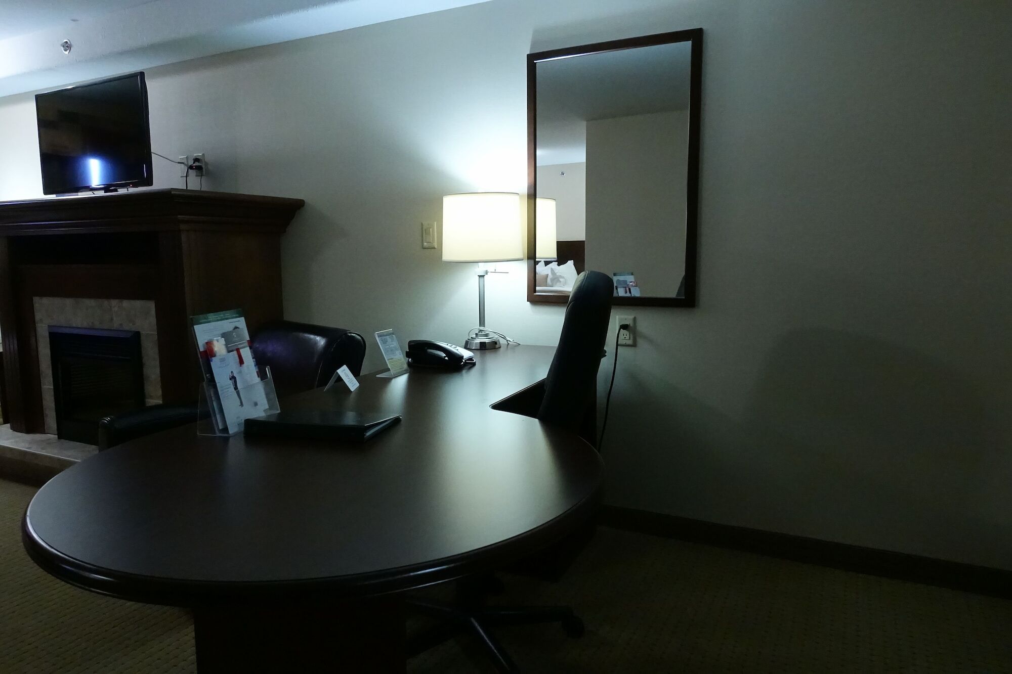 Отель Ramada By Wyndham Weyburn Экстерьер фото