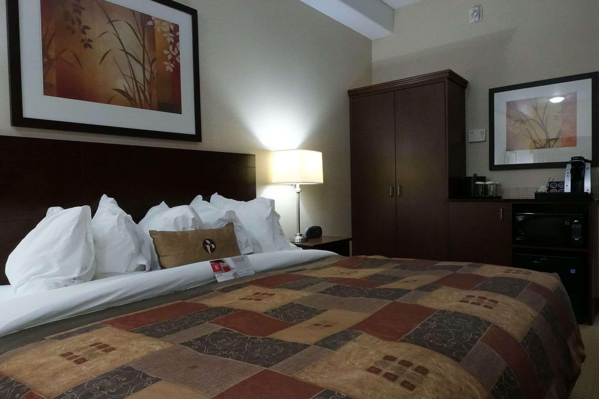 Отель Ramada By Wyndham Weyburn Экстерьер фото
